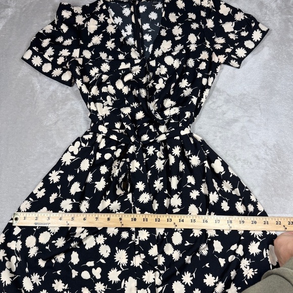 Ann Taylor Factory Black Cream Floral A line Short Sleeve Surplice Dress Size 2 - Picture 11 of 16